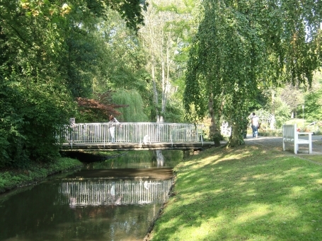 Neuss : Von der Selikumer Straße erreicht man den historischen Rosengarten, der Teil des Neusser Stadtgartens ist.